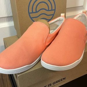 New in box Vionic beach slip on shoes size 9